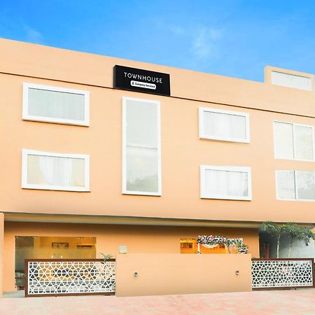 Super Townhouse Viraj Khand Formerly Veridian Inn Chinhat Luaran gambar