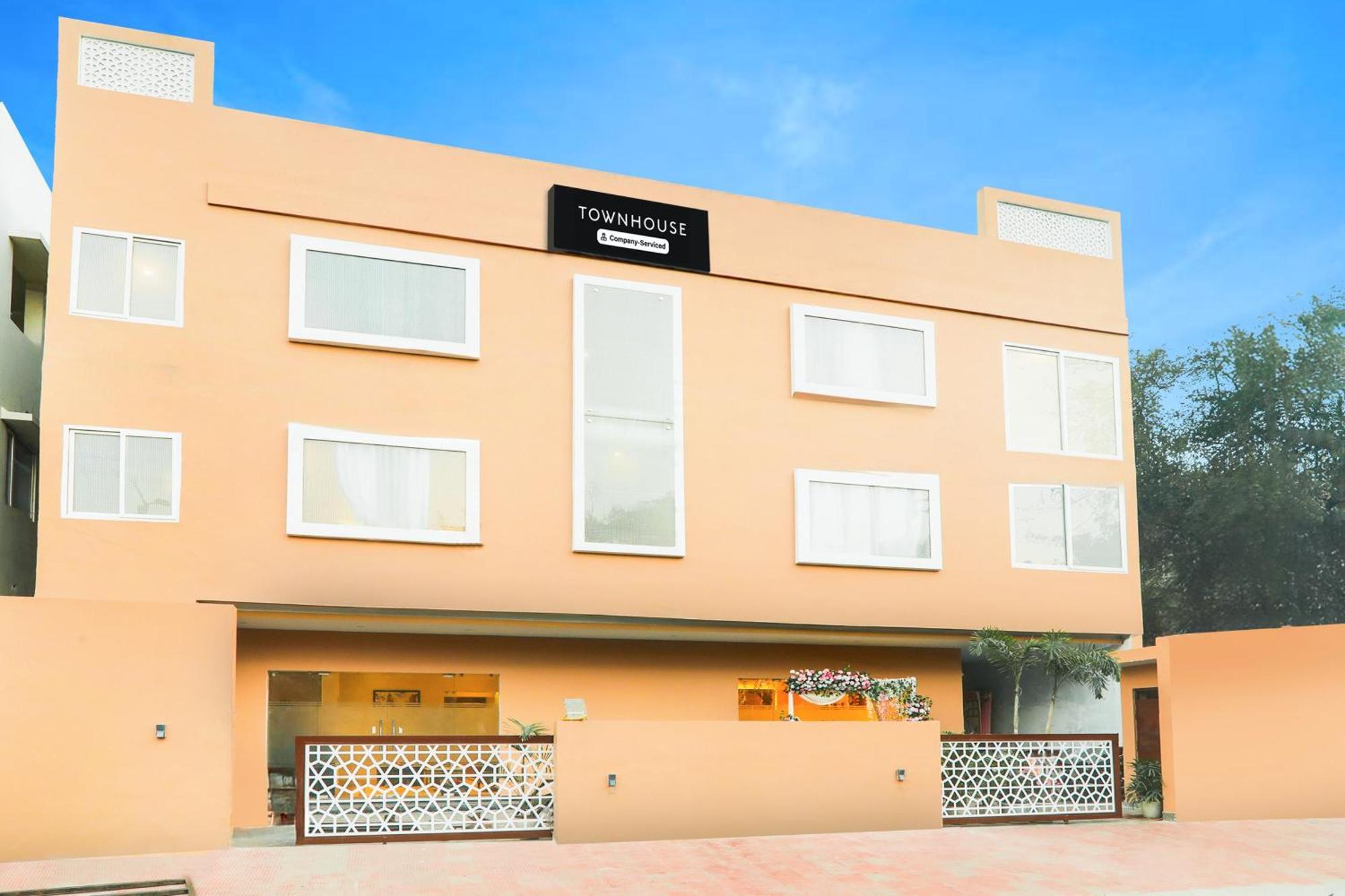 Super Townhouse Viraj Khand Formerly Veridian Inn Chinhat Luaran gambar