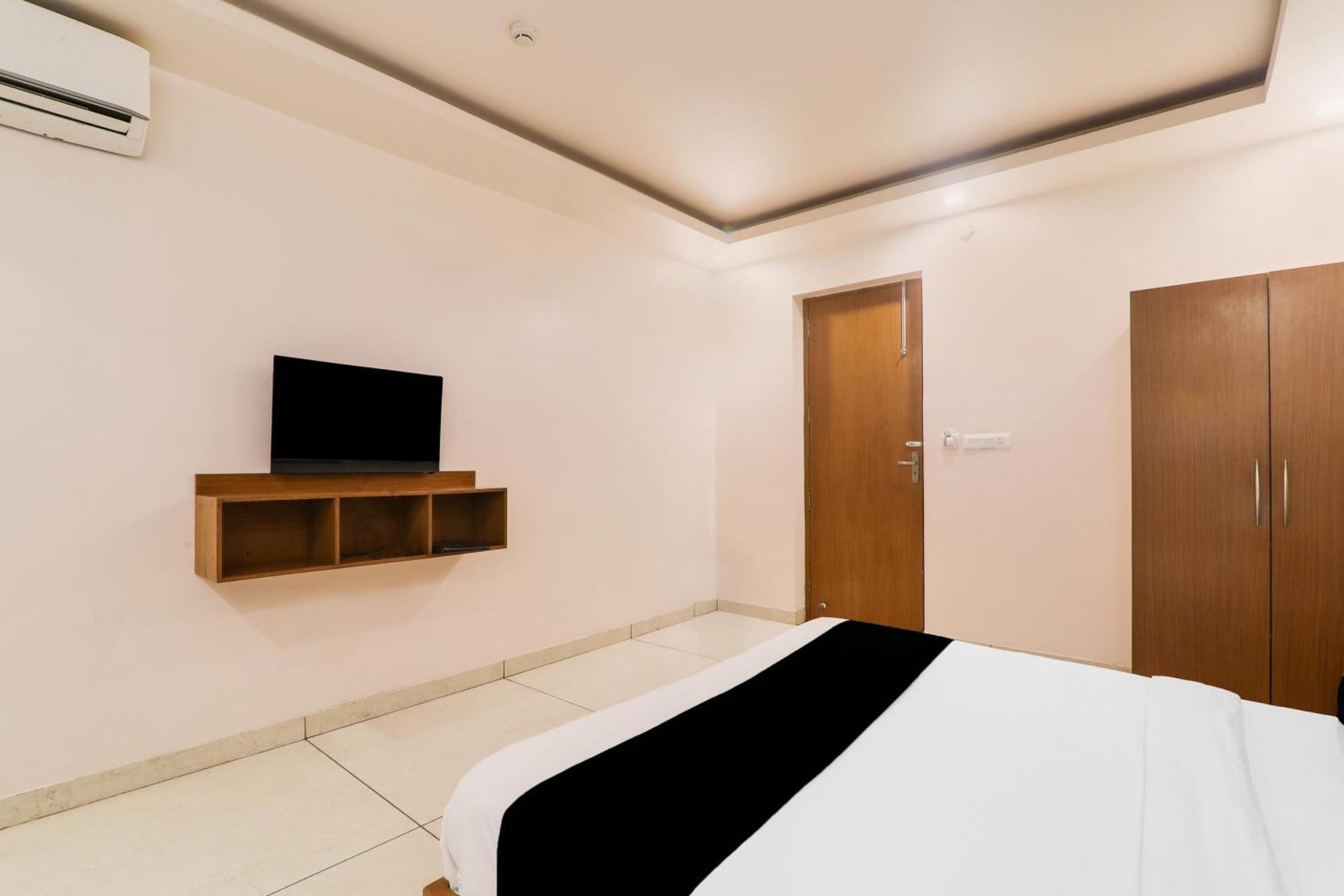 Super Townhouse Viraj Khand Formerly Veridian Inn Chinhat Luaran gambar